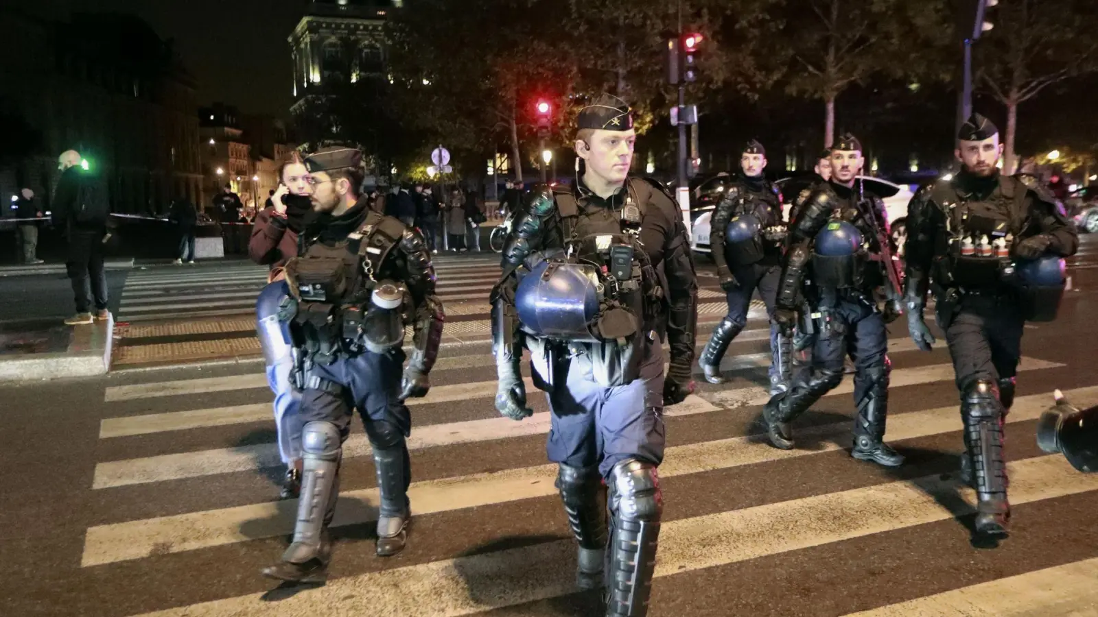 Eine verstärkte Polizeipräsenz sorgte dafür, dass die Nacht in französischen Städten ruhig verlief. (Foto: -/Kyodo/dpa)