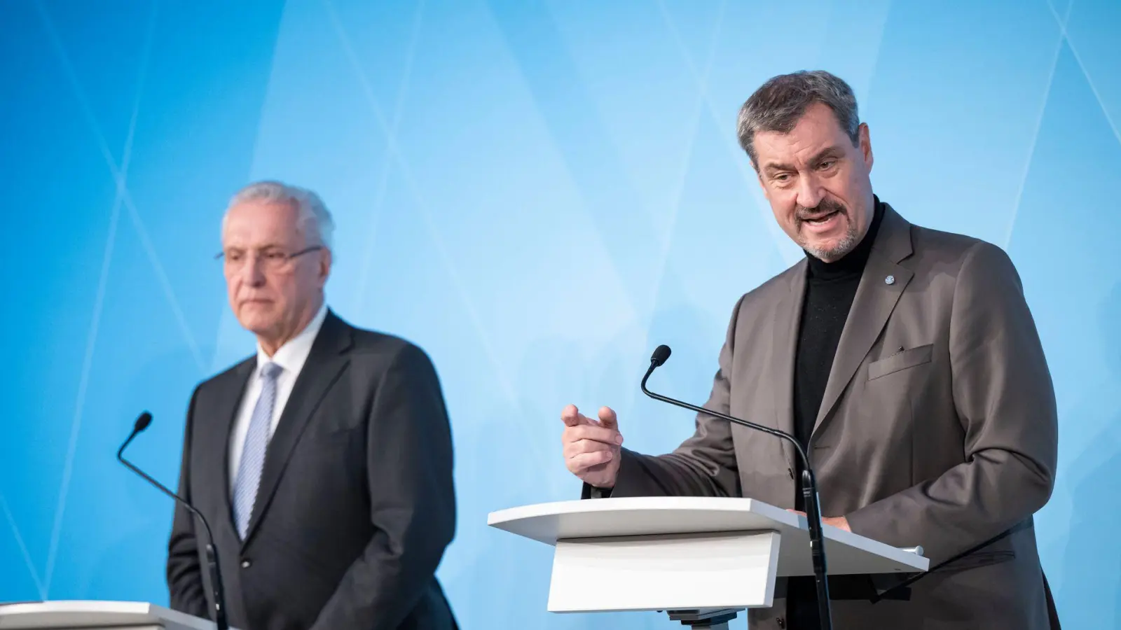 Bayerns Ministerpräsident Markus Söder (r, CSU) sagte nicht, welche Regeln konkret verschärft werden könnten.  (Foto: Lukas Barth/dpa)