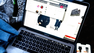 Bestellungen aus Ländern außerhalb der EU werden durch neue Zollgebühren spürbar teurer, was Käuferinnen und Käufer beim nächsten Online-Einkauf direkt im Geldbeutel trifft.  (Foto: Sina Schuldt/dpa/dpa-tmn)