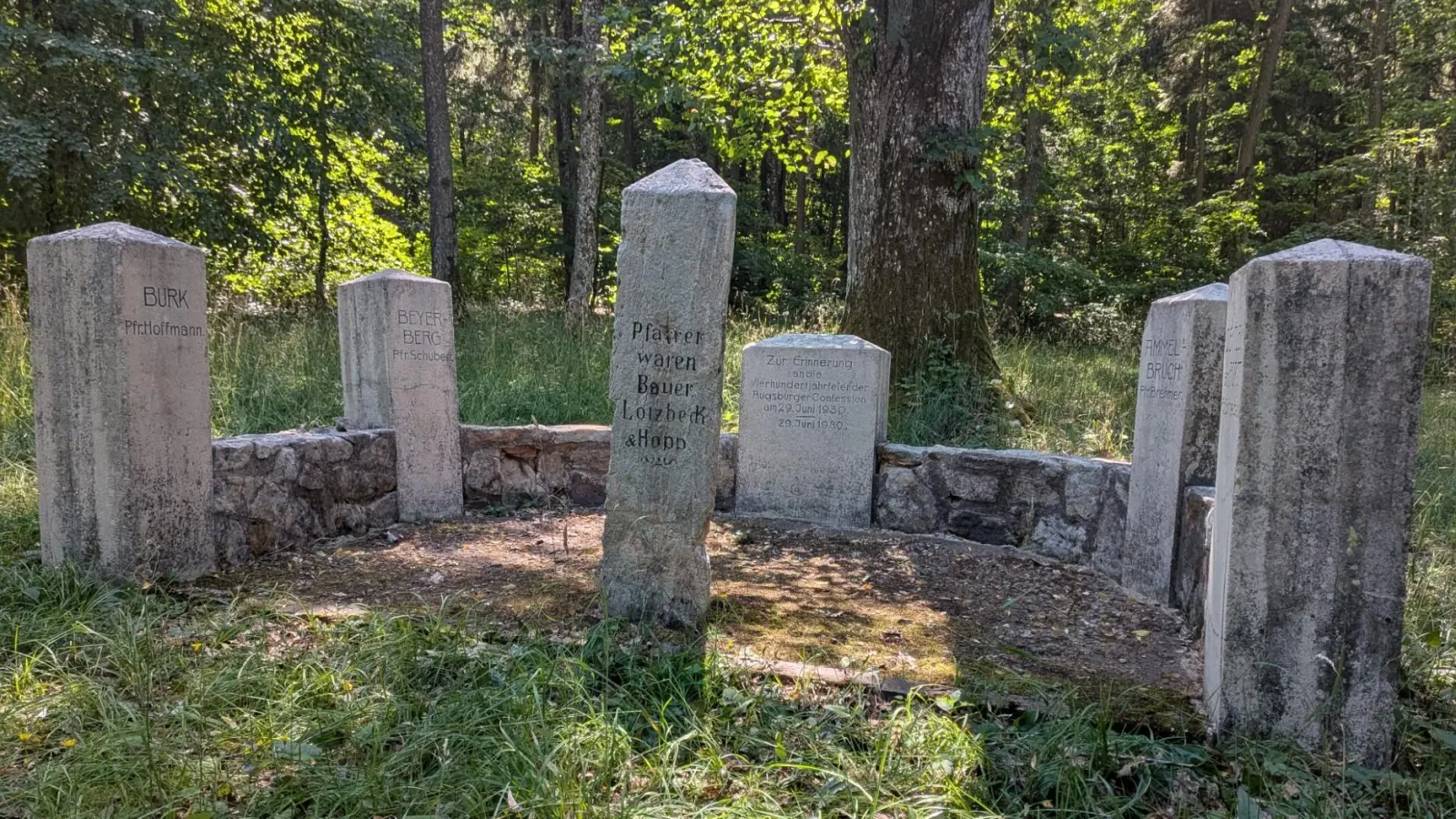 Das Denkmal bei Matzmannsdorf wurde 1930 anlässlich der 400-Jahr-Feier der Confessio Augustana, des Augsburger Bekenntnisses, errichtet. Nun war es Ziel einer US-Delegation, die von Regionalbischöfin Gisela Bornowski begleitet wurde.<br> (Archivbild: Friedrich Zinnecker)