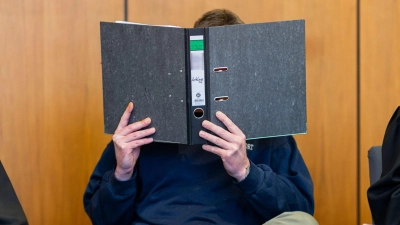 Erst Gift im Kaffee, dann 23 Schläge mit einem Eisenrohr: Nach dem Tod seiner Ex-Lebensgefährtin wird ein 41-Jähriger zu 13 Jahren Gefängnis verurteilt. (Archivbild)  (Foto: Michael Matthey/dpa)