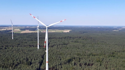 Mitten im Birkenfelser Forst wurde ein Bürgerwindpark als Gemeinschaftsprojekt der kommunalen Allianz NorA verwirklicht. Der Spatenstich erfolgte im Mai 2015. (Foto: Andrea Walke)