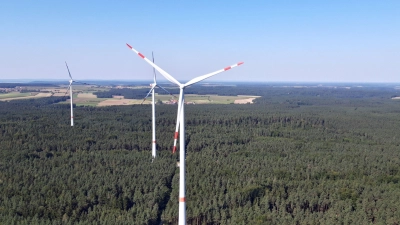 Mitten im Birkenfelser Forst wurde ein Bürgerwindpark als Gemeinschaftsprojekt der kommunalen Allianz NorA verwirklicht. Der Spatenstich erfolgte im Mai 2015. (Foto: Andrea Walke)