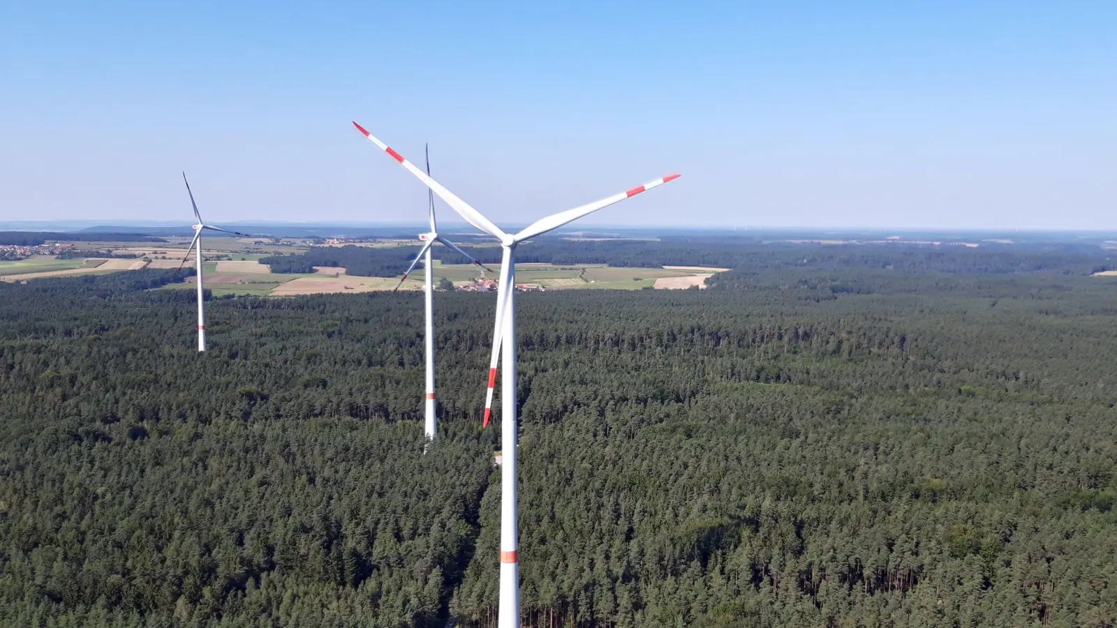 Mitten im Birkenfelser Forst wurde ein Bürgerwindpark als Gemeinschaftsprojekt der kommunalen Allianz NorA verwirklicht. Der Spatenstich erfolgte im Mai 2015. (Foto: Andrea Walke)