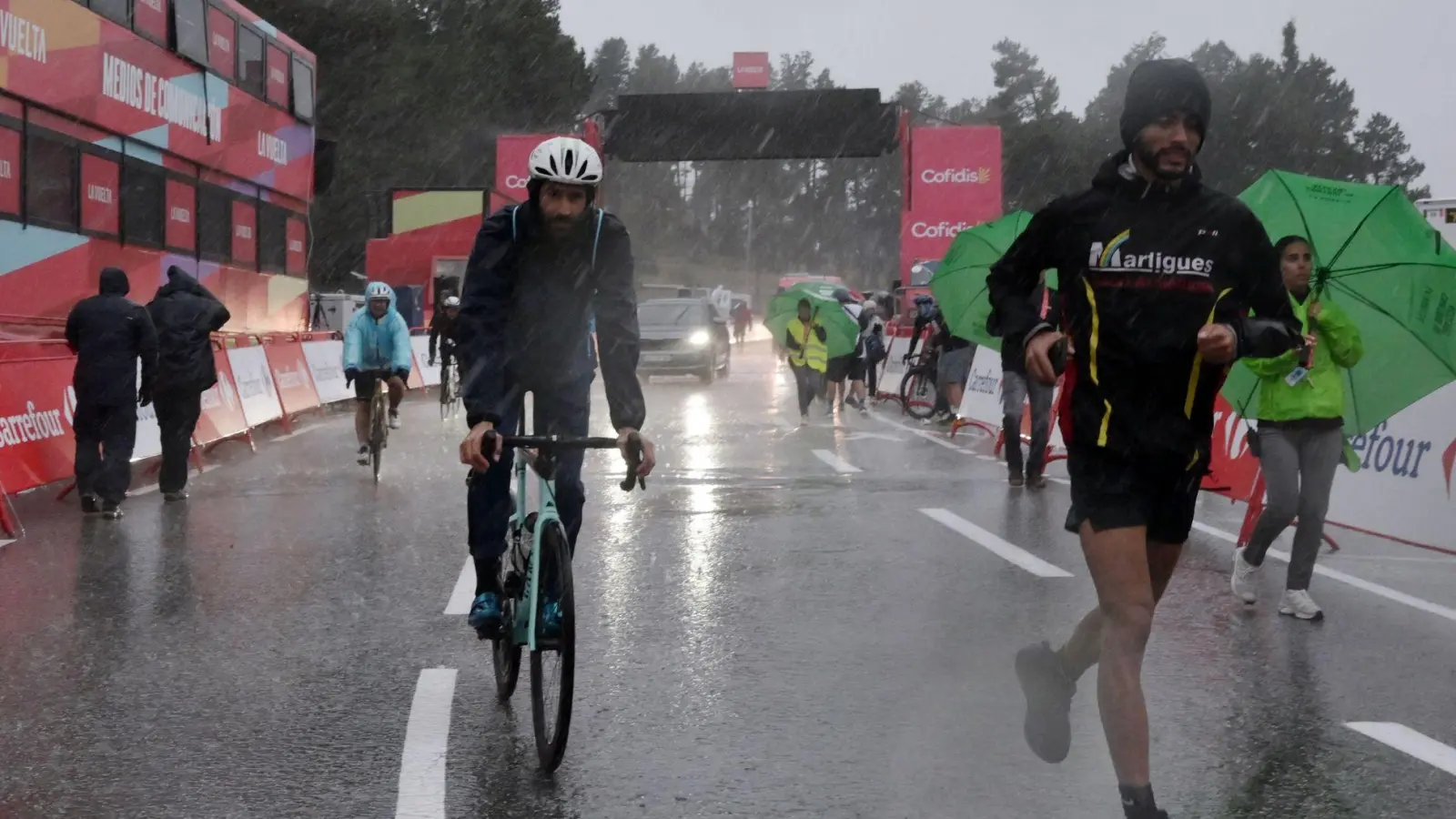 Die dritte Etappe der Vuelta ist am Schlussanstieg wegen eines heftigen Unwetters abgebrochen worden. (Foto: Ed Jones/AFP/dpa)