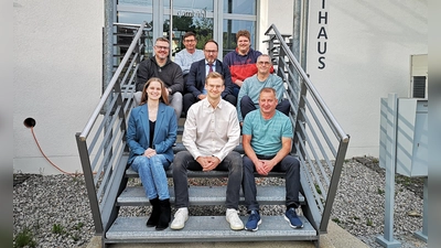 Fünf neue Mitglieder wurden in der Dombühler Ratsrunde begrüßt. Das Foto zeigt Sandra Strauß, Fabian Hensler und Eugen Keberlein (vorne, von links) sowie Harald Hörber und Patrick Weberndörfer (hinten, von links) mit Bürgermeister Jürgen Geier (Mitte) sowie dessen alten und neuen Stellvertretern Andreas von Berg (links von ihm ) und Norbert Strauß. (Foto: Jürgen Binder)