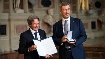 Michael Käfer (l.) ist auch Träger des bayerischen Verdienstordens. Bekommen hat er ihn von Ministerpräsident Markus Söder. (Archivbild) (Foto: Lukas Barth/dpa)