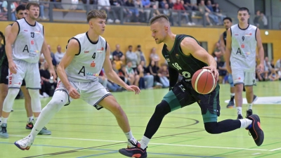 hapa Ansbach (vorne links Lars Lenke) besiegte die Onlineprinters Neustadt (in Schwarz Manuel Rockmann) zum Saisonauftakt mit 96:61. (Foto: Martin Rügner)