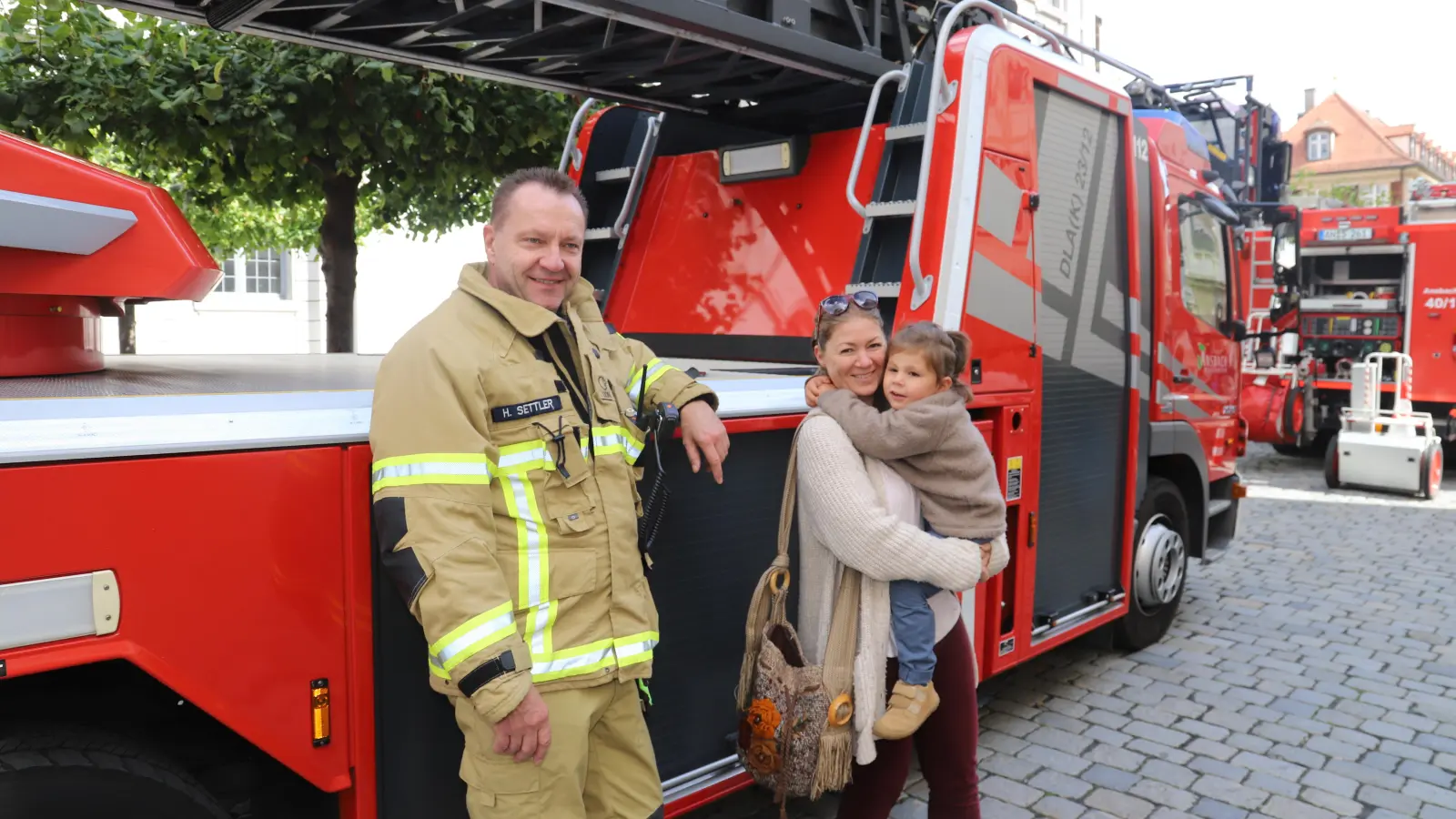 Der frühere Stadtbrandrat Horst Settler ist auf dem Johann-Sebastian-Bach-Platz im Einsatz, hier im Gespräch mit einer Mutter und ihrem Kind. (Foto: Oliver Herbst)