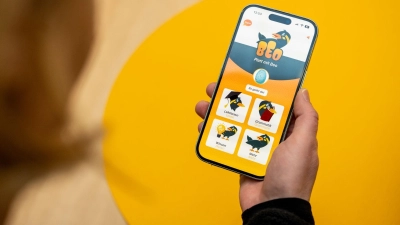 Platt lernen mit dem Beo soll Spaß machen: Deshalb gibt es in der App interaktive Übungen, Hörbeispiele und praxisnahe Lektionen. (Foto: Zacharie Scheurer/dpa-tmn)