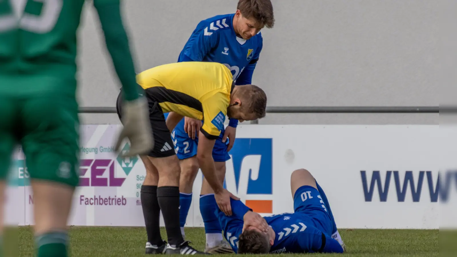 Nach einer schwierigen Saison muss sich der SVG Steinachgrund (hier am Boden Dustin Lunz, stehend Ben-Luis Kuhr) in der Relegation noch einmal aufraffen. (Foto: Markus Zahn)