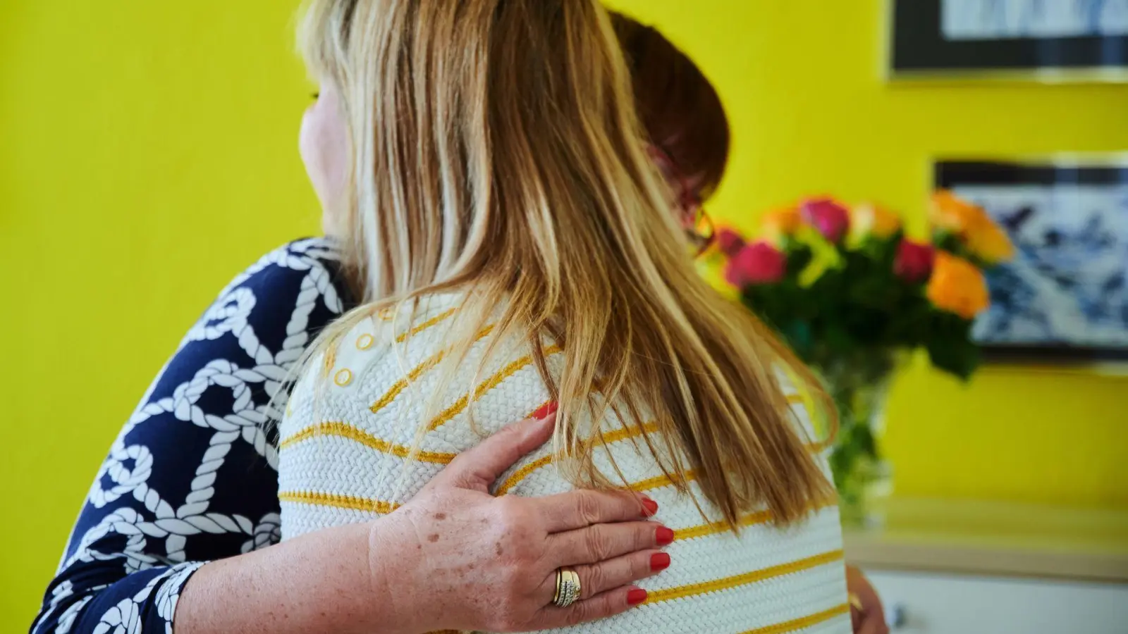 Leidet ein Elternteil an einer psychischen Krankheit, beeinflusst das auch Kinder. Ein offener Umgang und Gespräche auf Augenhöhe sind besonders wichtig. (Foto: Annette Riedl/dpa/dpa-tmn)