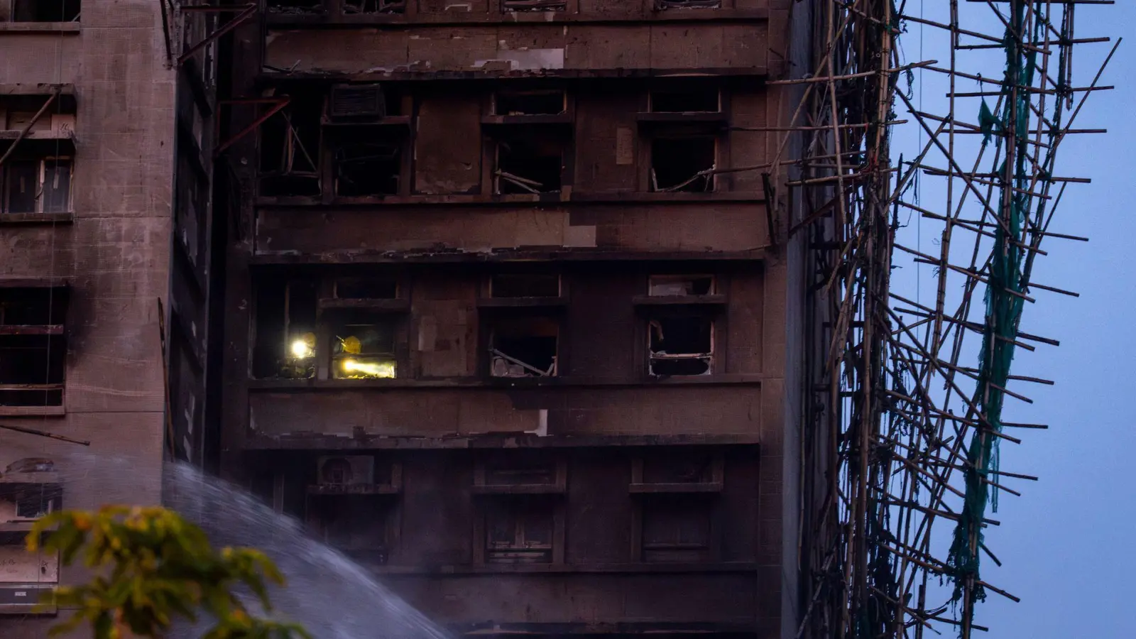 Die Zahl der Todesopfer nach dem Großbrand steigt weiter.  (Foto: Chan Long Hei/AP/dpa)