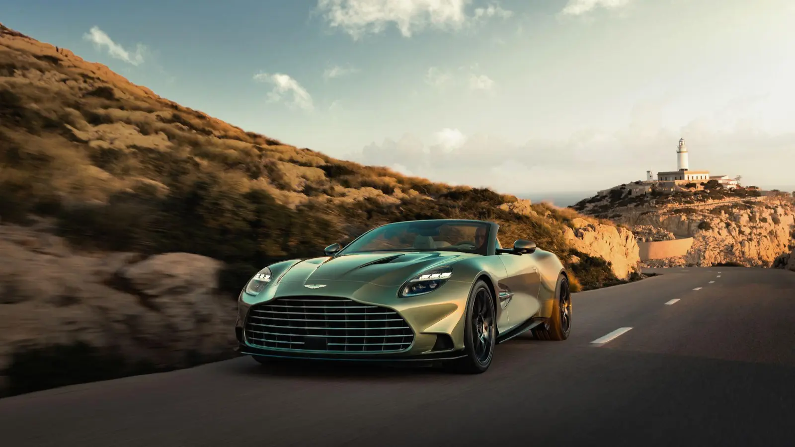 Coupé mit 835 PS: Aston Martin macht den Vanquish Volante zum aktuell stärksten Frontmotor-Sportwagen der Welt. (Foto: Aston Martin/dpa-tmn)