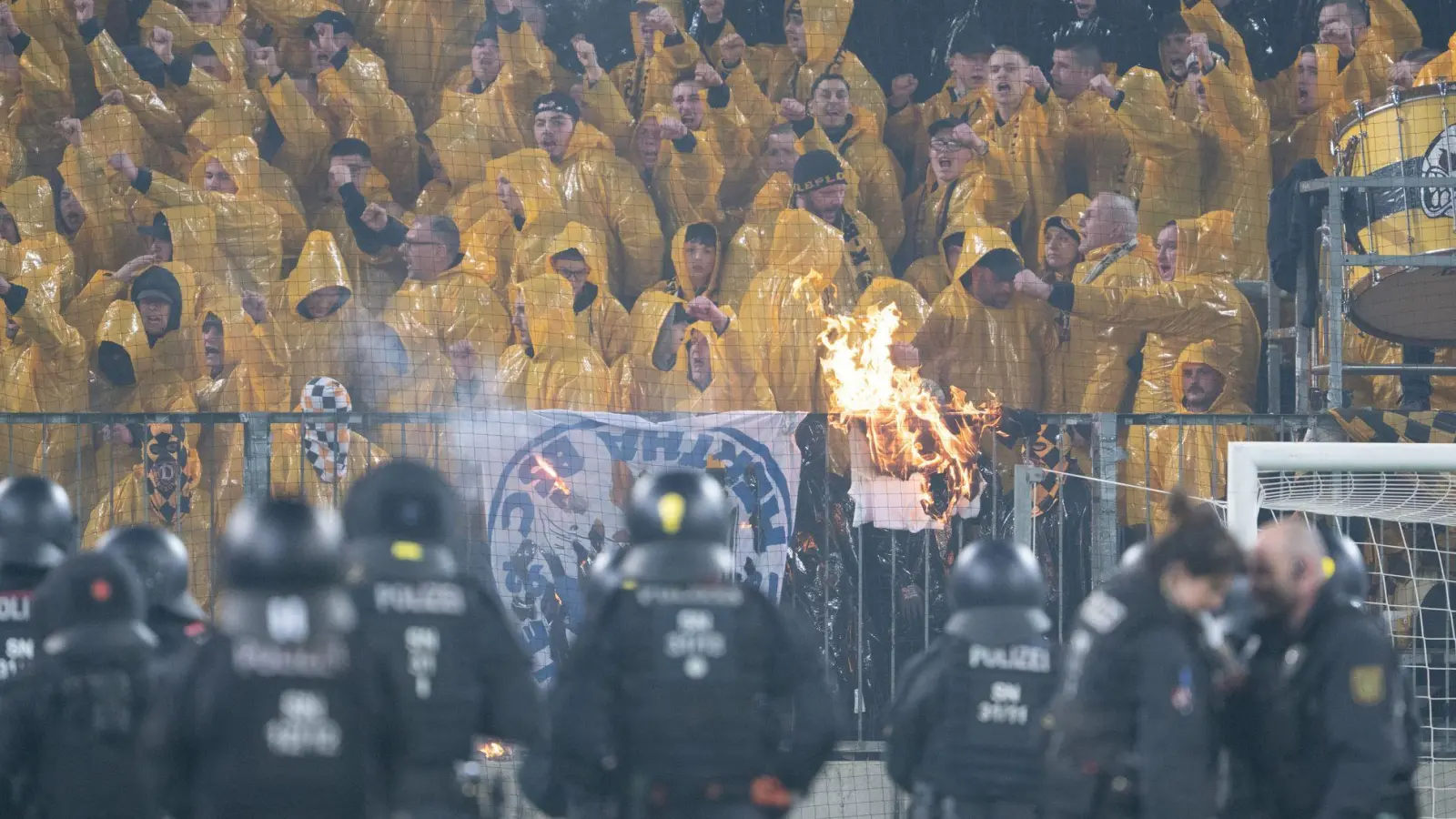 Der Verein will die Täter mit der Polizei ermitteln. (Archivbild) (Foto: Sebastian Kahnert/dpa)