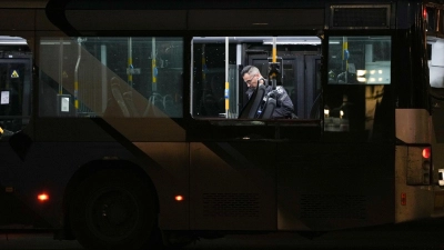 Israels Polizei spricht nach den Bus-Explosionen von einem „mutmaßlichen Terroranschlag“. (Foto: Ohad Zwigenberg/AP/dpa)