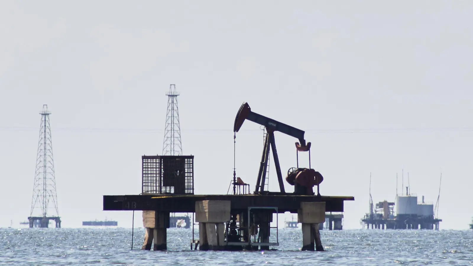 Die Förderung von Öl und Gas heizt das Klima weiter an – und ist dennoch weiter stark verbreitet oder wird wie von US-Präsident Donald Trump sogar noch vorangetrieben. (Foto: Edgar Frias/AP/dpa)