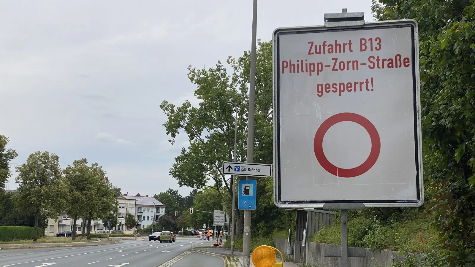 Schon deutlich vor der Sperrung weist ein großes Schild auf die Baustelle hin. Die Philipp-Zorn-Straße ist eine der drei Routen aus dem Ansbacher Stadtgebiet zur Autobahn 6 und in Richtung Gunzenhausen.  (Foto: Manfred Blendinger)