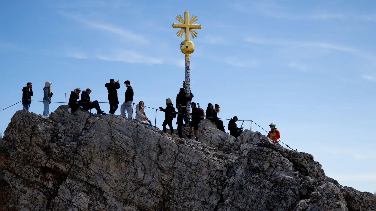 Das Gipfelkreuz ist mit Hunderten Stickern beklebt. (Archivbild) (Foto: Sven Hoppe/dpa)