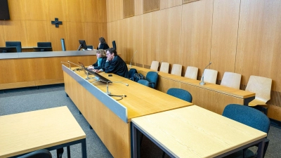 Am Dienstag hätte der Mordprozess gegen eine Frau aus Freising beginnen sollen. Die Angeklagte erschien jedoch nicht, es musste zunächst geklärt werden, ob sie transportfähig ist. Letztlich wurde die Verhandlung abgesagt, auch die Verteidiger Julia Weinmann (l) und Philip Müller warteten vergeblich. (Foto: Armin Weigel/dpa)