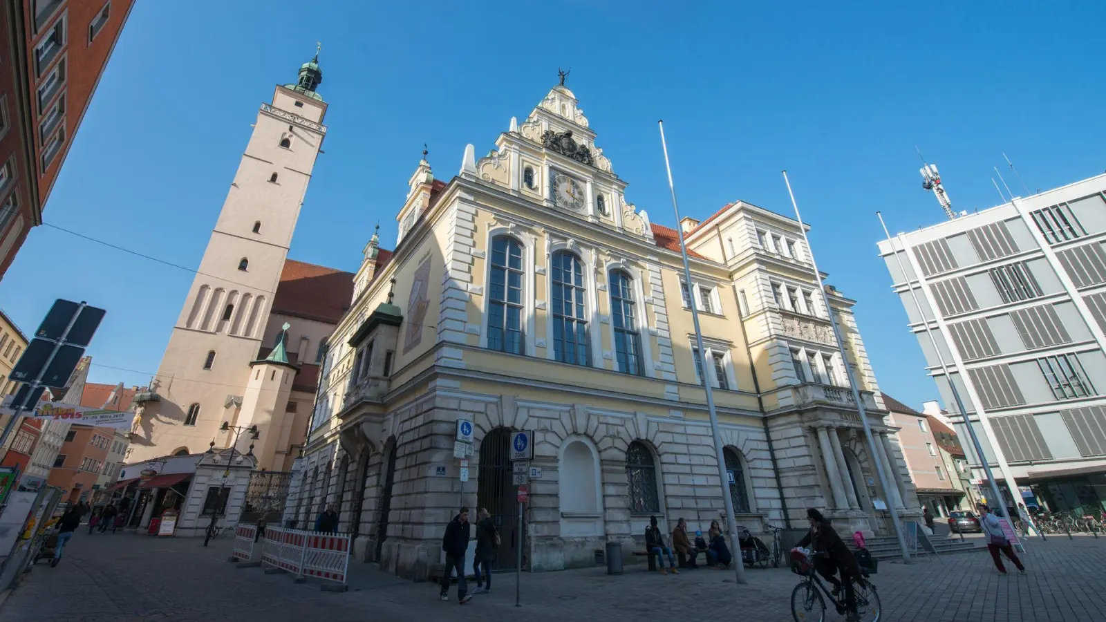 Das alte Rathaus von Ingolstadt. Vier Kandidaten wollen hier bei der Oberbürgermeisterwahl den OB-Posten erringen. (Archivbild) (Foto: Armin Weigel/dpa)