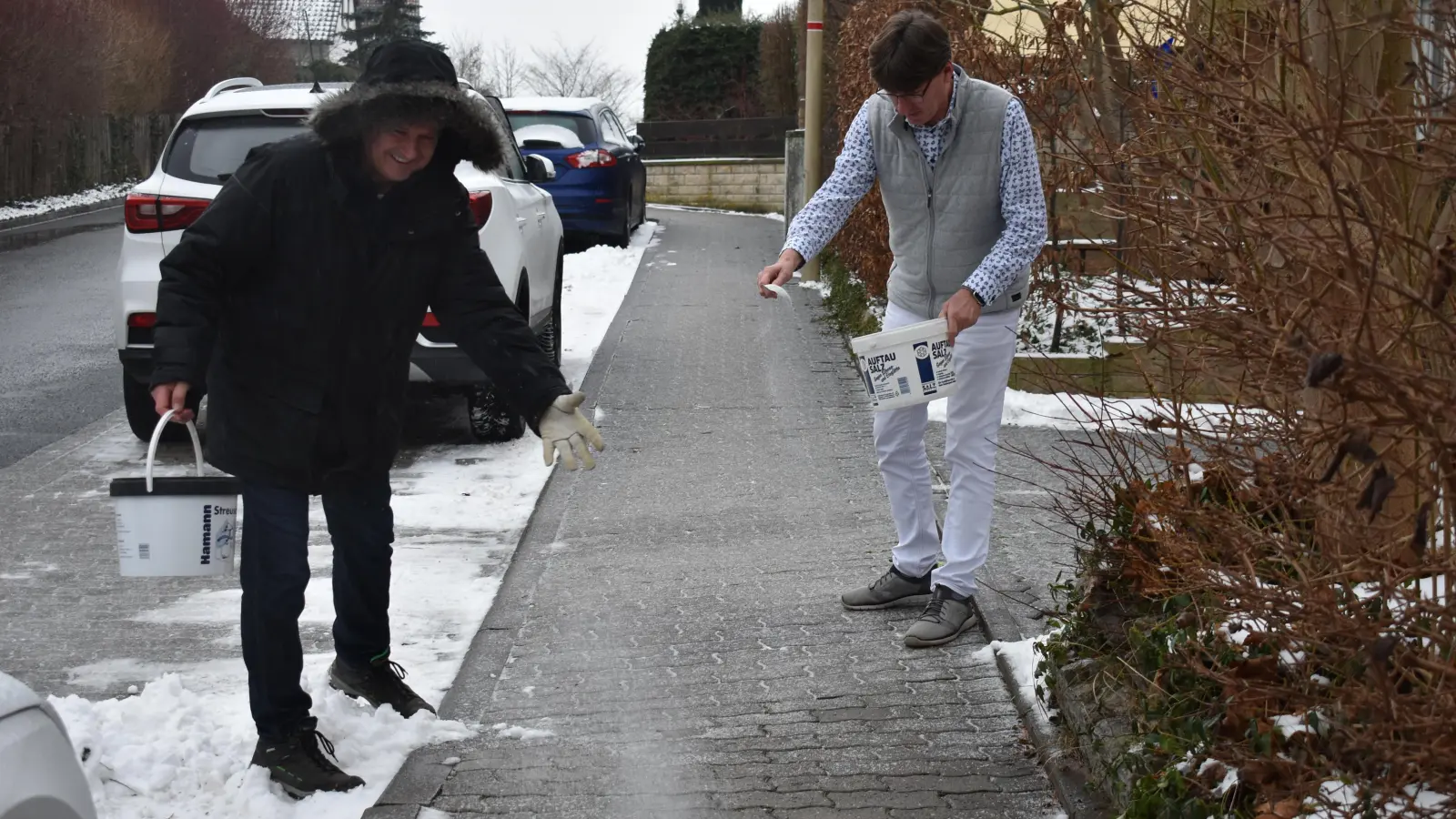 Salz streuen ist Pflicht - wie hier auf den Gehwegen in Neustadt. (Foto: Ute Niephaus)