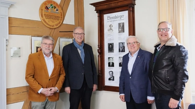 Vor der neuen Ehrenbürgertafel im zweiten Obergeschoss des Deutschordensschlosses (von links): Stadtarchivar Oskar Geidner, die beiden Ehrenbürger Anton Seitz und Erwin Seitz sowie Bürgermeister Michael Dörr. (Foto: Antonia Müller)