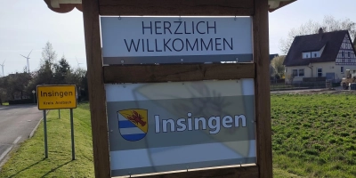 Besucher und Gäste werden in Insingen schon am Ortseingang herzlich begrüßt. (Foto: Raphael Treffer)