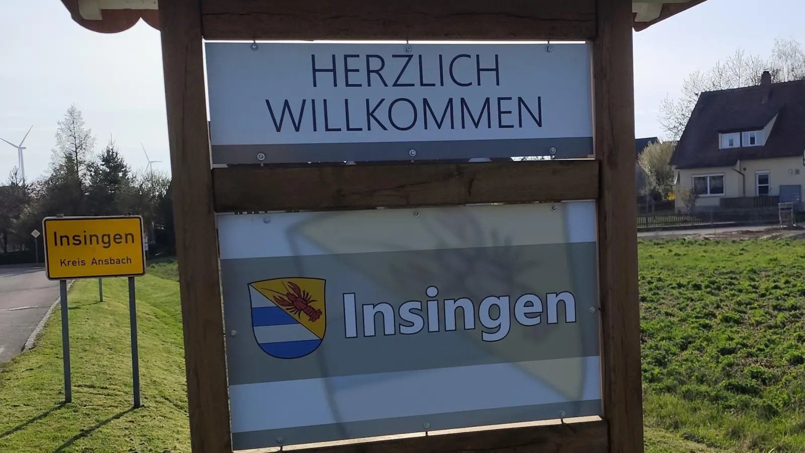 Besucher und Gäste werden in Insingen schon am Ortseingang herzlich begrüßt. (Foto: Raphael Treffer)