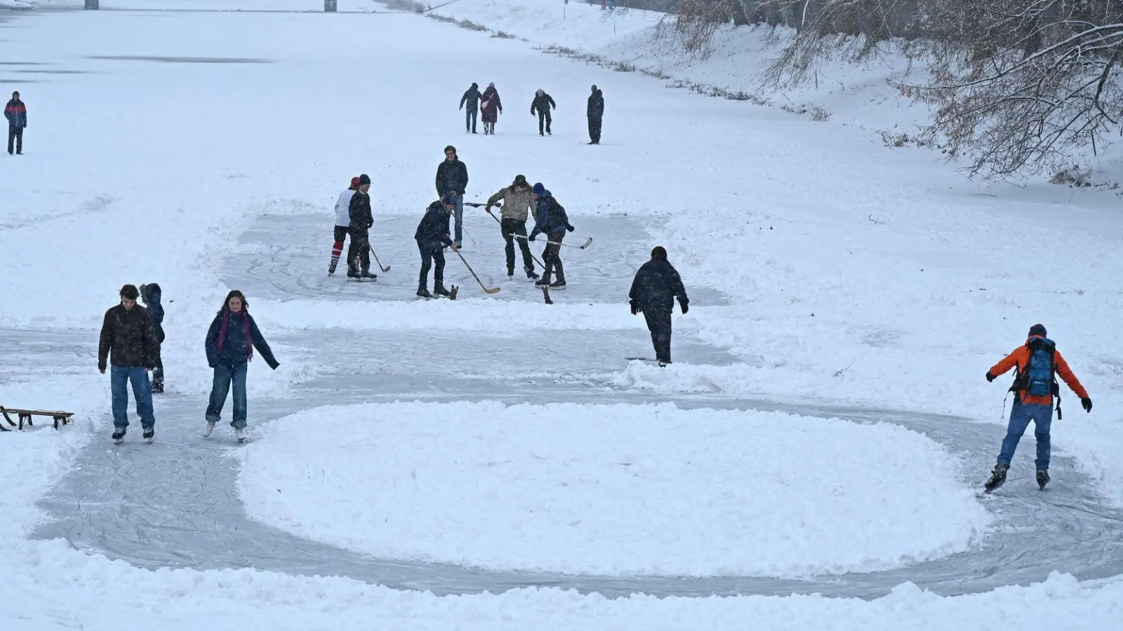 Die schönen Seiten des Winters: Schlittschuhlaufen in Leipzig.  (Foto: David Hammersen/dpa)