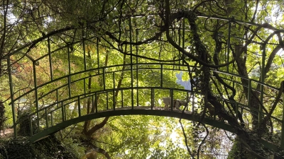 Der Schlosspark Dennenlohe mit seinen vielen verwunschenen Ecken steht für Erholung pur. Doch die Idylle trügt derzeit. (Foto: Jim Albright)