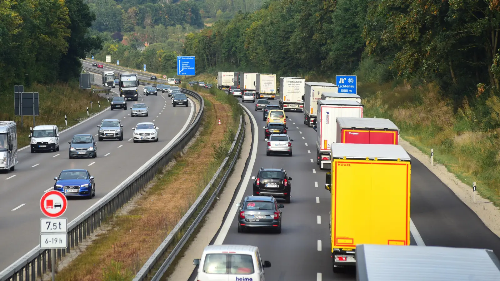 Stockender Verkehr auf der A6 bei Lichtenau: So könnten die Autobahnen ab Ferienbeginn wieder aussehen. (Archivbild: Jim Albright)