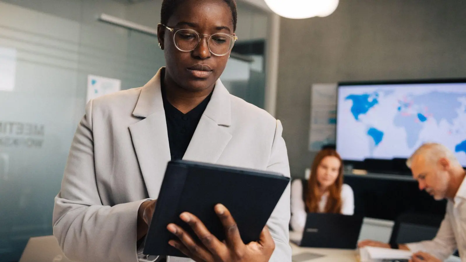 Wer denkt, dass das Anschreiben und ein auffälliges Layout Recruiter überzeugt, täuscht sich. Wichtiger sind konkrete Erfolge, belegbare Erfahrungen und korrekte Rechtschreibung. (Foto: Zacharie Scheurer/dpa-tmn)