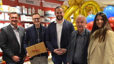 Zum 40-jährigen Jubiläum der Ratsapotheke waren Neustadts Wirtschaftsreferent Rüdiger Eisen, Landrat Dr. Christian von Dobschütz (von links) sowie 2. Bürgermeister Peter Holzmann (Zweiter von rechts) gratulierten Richard Dollinger (Mitte) und seiner Frau Annalena (rechts) zum Jubiläum des Betriebs. (Foto: Christa Frühwald)