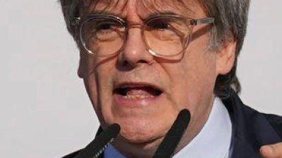 Puigdemont lebt seit Jahren im Exil - er könnte aber Spanien in eine Krise stürzen. (Archivbild) (Foto: Joan Mateu/AP/dpa)