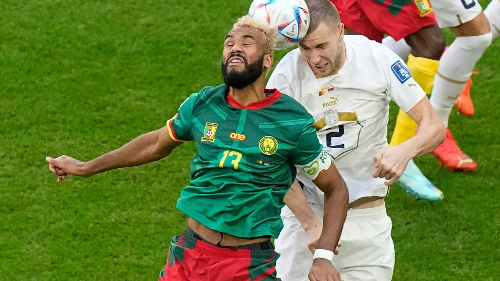 Kameruns Eric Maxim Choupo-Moting und Serbiens Strahinja Pavlovic im Zweikampf. (Foto: Pavel Golovkin/AP/dpa)