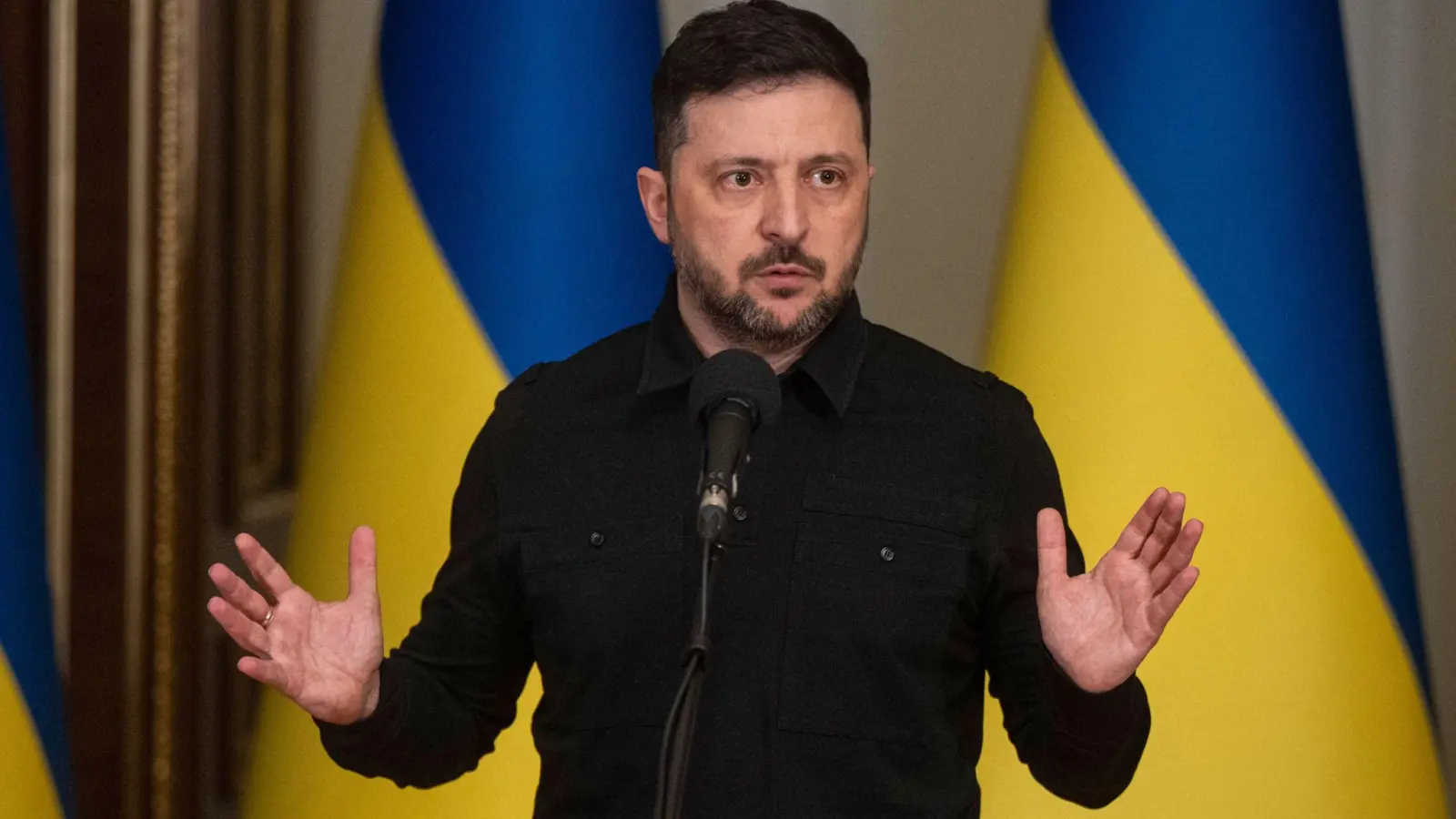 Der ukrainische Präsident Selenskyj will am Donnerstag eine Entscheidung zu möglichen weiteren Schritten treffen.  (Foto: Danylo Antoniuk/AP/dpa)