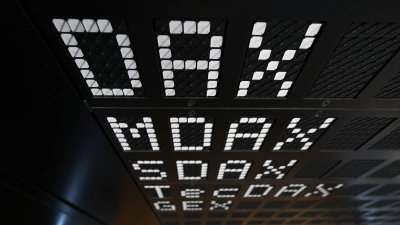 Erst am 3. März war der Dax über 23.000 Zähler gestiegen, nun wird die nächste Tausender-Marke überschritten. (Foto: Arne Dedert/dpa)