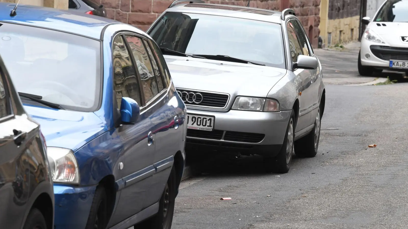 Bis zu einer gewissen Restbreite dulden viele bayerische Städte auf Gehwegen abgestellte Autos. (Symbolbild) (Foto: Uli Deck/dpa)