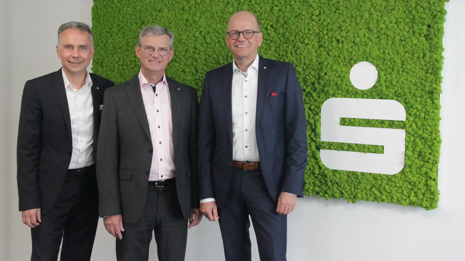Vorstandsvorsitzender Werner Frieß (v. re.), sein Vize Stefan Fink und Vorstand Dieter Mai sind sehr zufrieden, wie die Sparkasse Ansbach trotz des schwierigen Umfelds durch das Jahr 2023 gekommen ist. (Foto: Robert Maurer)