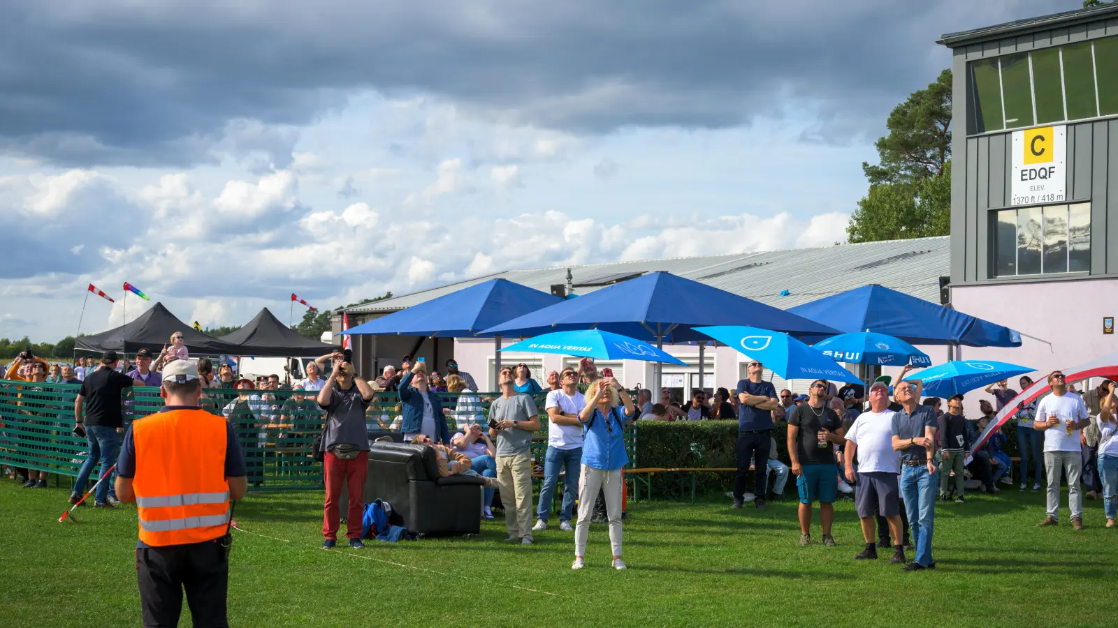Voller Begeisterung werden Fotos und Videos von den Flugzeugen am Himmel gemacht. (Foto: René Chlopotowski)