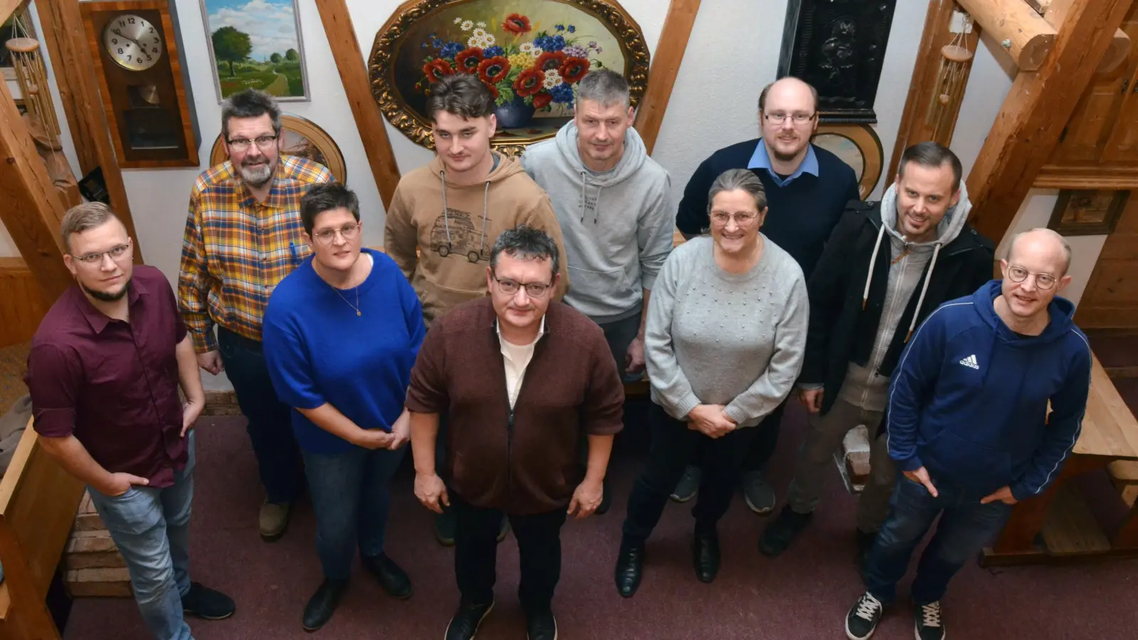 Die SPD möchte mit Werner Wirth (vorne Mitte) weiterhin den Bürgermeister stellen. Unterstützt wird der Amtsinhaber von den bisherigen Ratsmitgliedern Friedrich Mauser (Zweiter von links) und Bernd Bibelriether (Fünfter von rechts) sowie den weiteren Kandidatinnen und Kandidaten der offenen SPD-Liste. (Foto: Yvonne Neckermann)