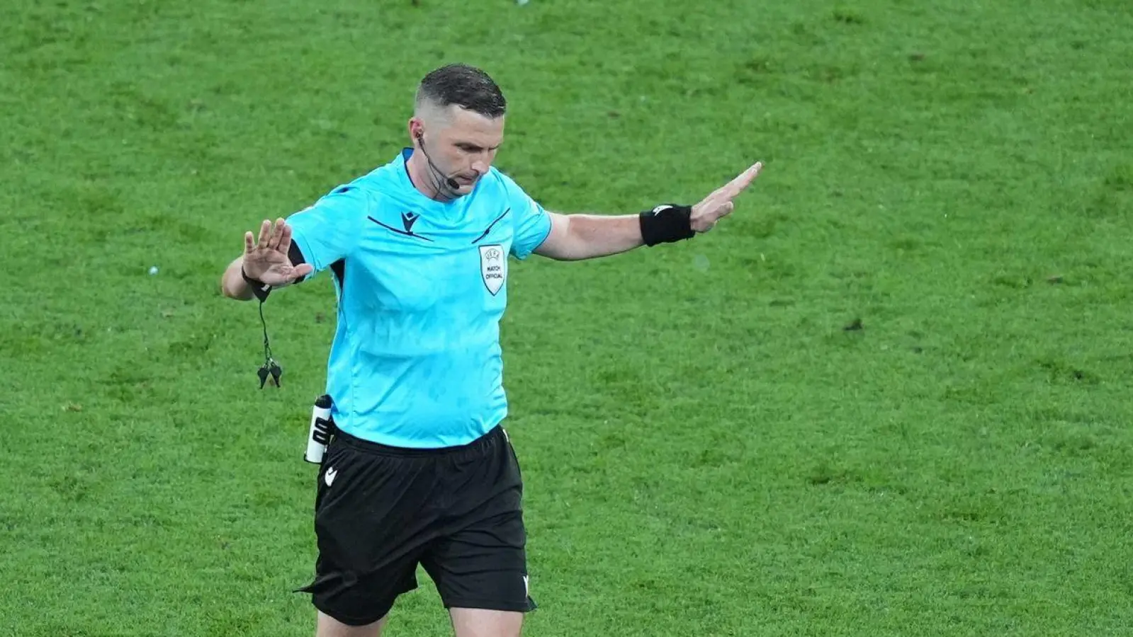 Schiedsrichter Michael Oliver hatte viel mit dem VAR zu tun. (Foto: Marcus Brandt/dpa)