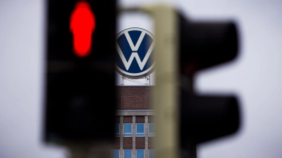 Autobauer VW: Knapp einer Million Fahrzeuge droht ein Lenkungsausfall. (Archivbild) (Foto: Moritz Frankenberg/dpa)