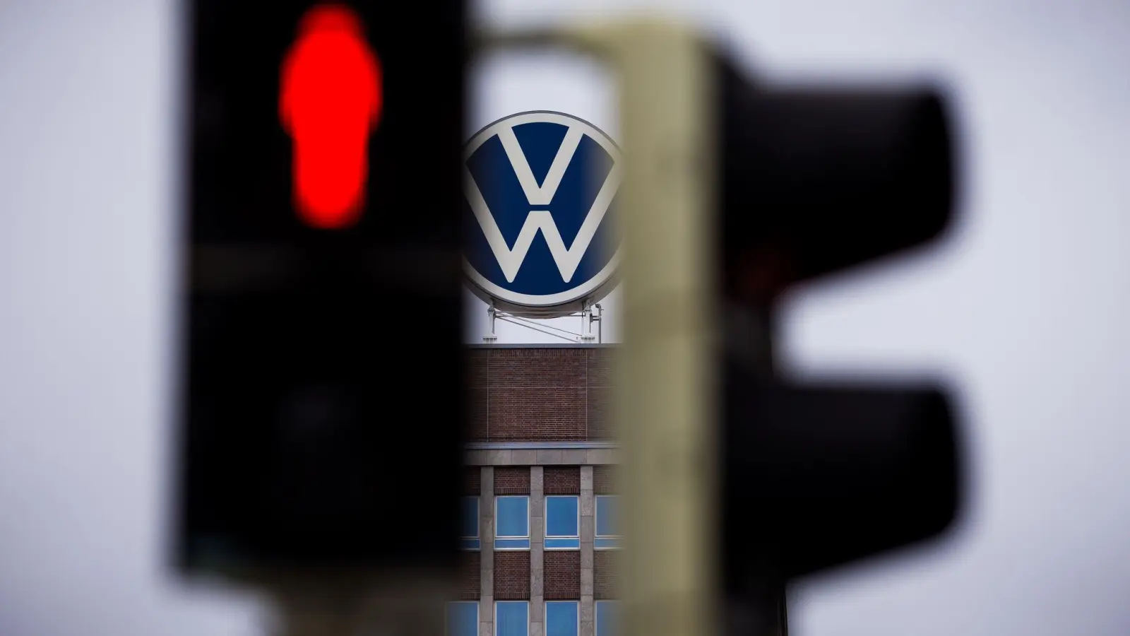 Autobauer VW: Knapp einer Million Fahrzeuge droht ein Lenkungsausfall. (Archivbild) (Foto: Moritz Frankenberg/dpa)