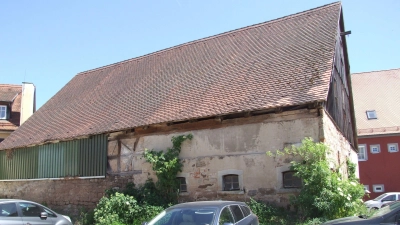 Die Roßmühle auf dem Huppmann-Banse-Areal soll zu einem Zentrum für Physio- und Bewegungstherapie werden. In Kombination mit den zugesagten hohen Fördermitteln ist das in den Augen der Stadtratsfraktion von „Wir”/Grüne „eine sinnvolle, gesellschaftlich relevante und wirtschaftlich tragfähige Nutzung für ein denkmalgeschütztes Gebäude dieser Art”.  (Foto: Jasmin Kiendl)