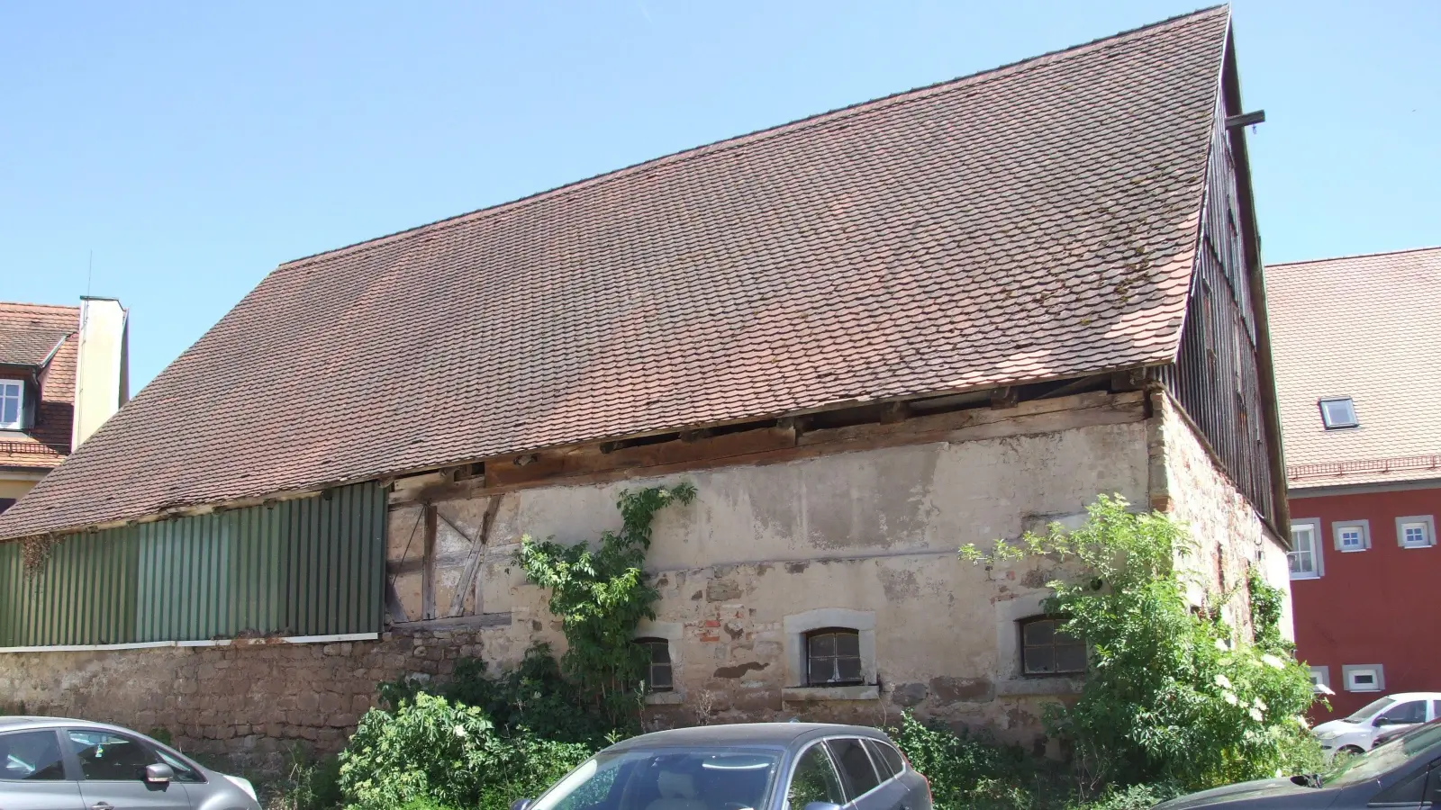 Die Roßmühle auf dem Huppmann-Banse-Areal soll zu einem Zentrum für Physio- und Bewegungstherapie werden. In Kombination mit den zugesagten hohen Fördermitteln ist das in den Augen der Stadtratsfraktion von „Wir”/Grüne „eine sinnvolle, gesellschaftlich relevante und wirtschaftlich tragfähige Nutzung für ein denkmalgeschütztes Gebäude dieser Art”.  (Foto: Jasmin Kiendl)
