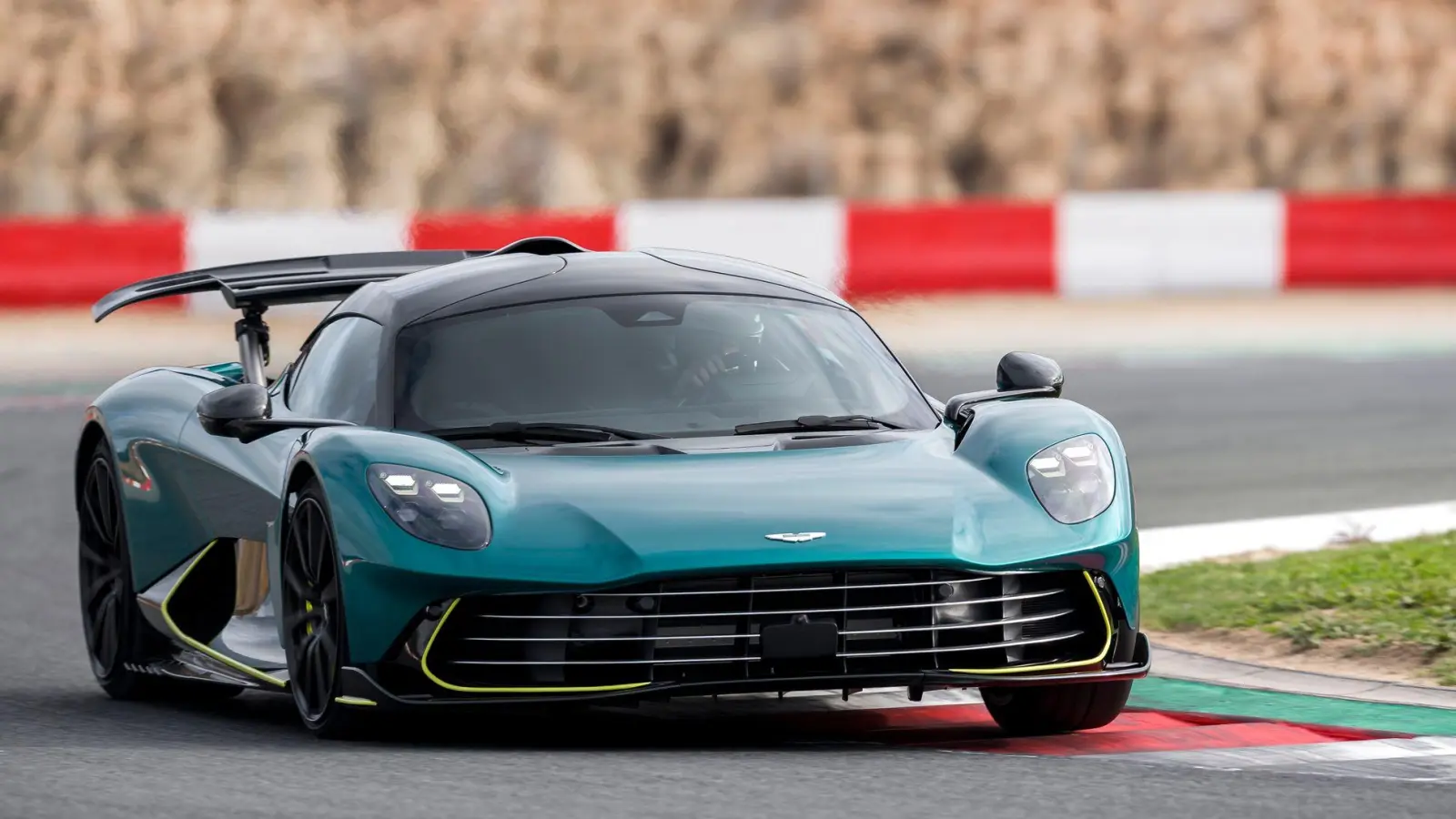 Der Supersportwagen Valhalla kostet mindestens 979.965 Euro und ist auf 999 Exemplare limitiert. (Foto: Max Earey/Aston Martin/dpa-tmn)