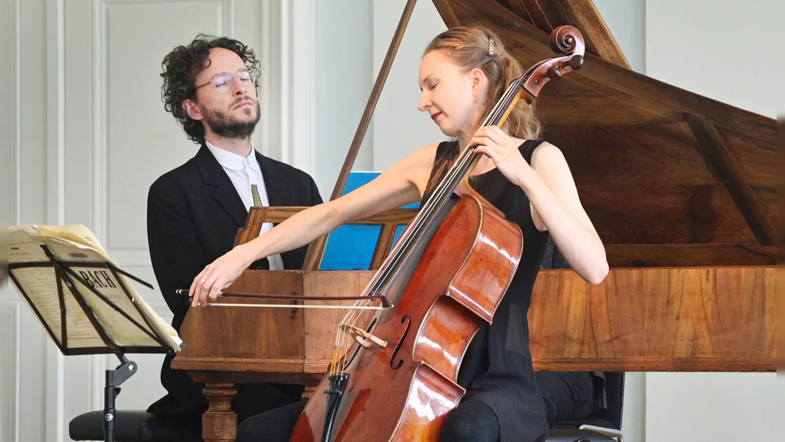 Die Cellistin Marie-Elisabeth Hecker und der Pianist Martin Helmchen am Sulzbacher Tangentenflügel spielen eine von Bachs Gambensonanten. (Foto: Jim Albright)