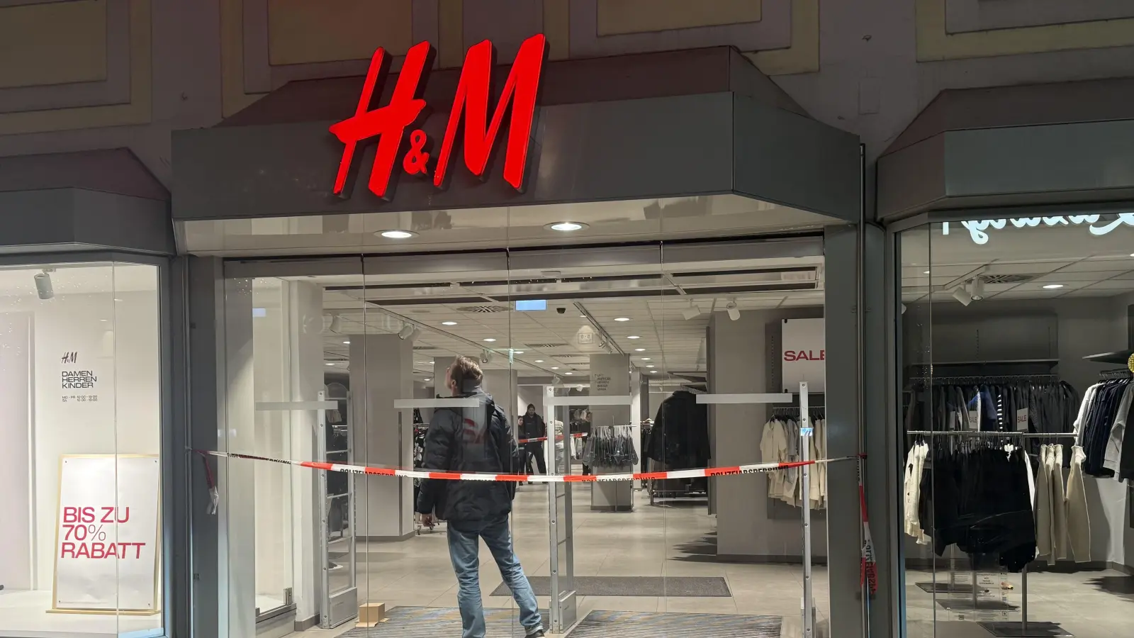 Unmittelbar nach dem Überfall auf den H&amp;M in Ansbach begann die Spurensuche der Kripo. Knapp zwei Wochen später waren die Täter gefasst. (Foto: NEWS5/Felix Besold)